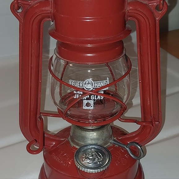 Vintage and antique lanterns and oil lamps. - Picture 2 of 2